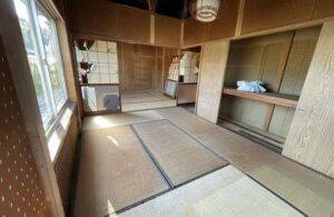 2階和室は仕上げて有りません、自由にリフォーム出来ます