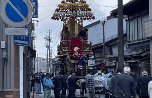 伏木けんか山祭り風景昼の花山