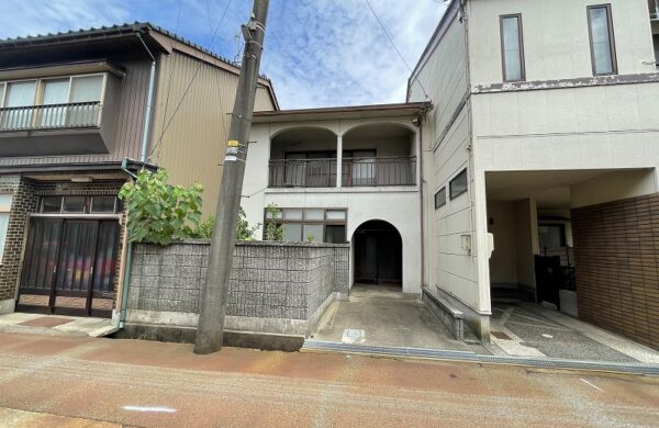 高岡市伏木中央町8-1
