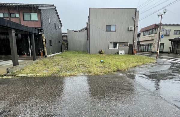 高岡市伏木中央町2-8